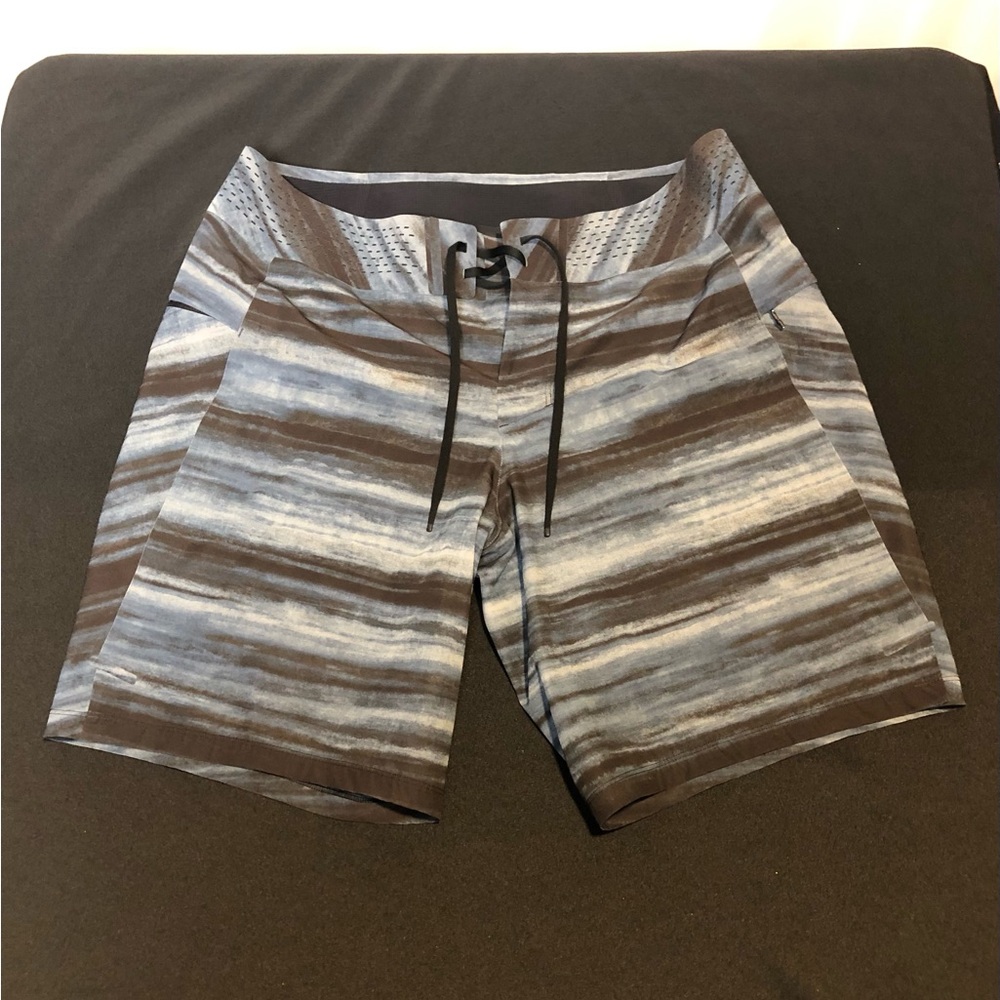 Lululemon Men’s Current State Board Shorts Size 34 – Black – Swim/Workout
